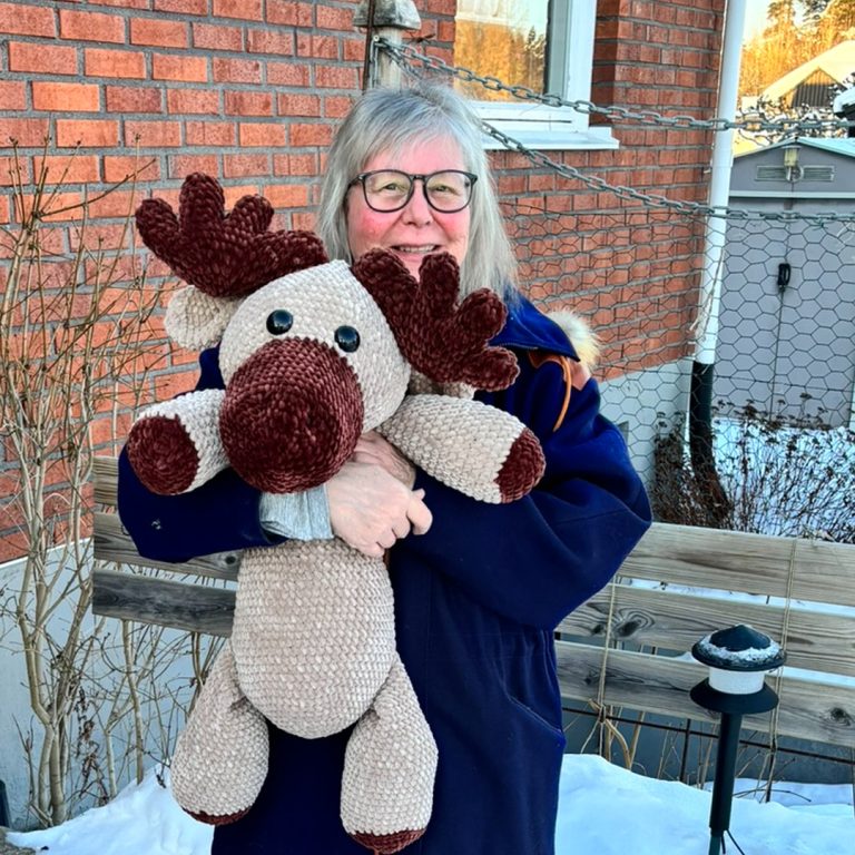 Bild på Admin Katta som håller i en virkad älg